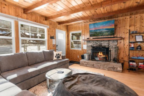 Bear's Booth - A true cabin experience with all the charm! Stunning wood interior!